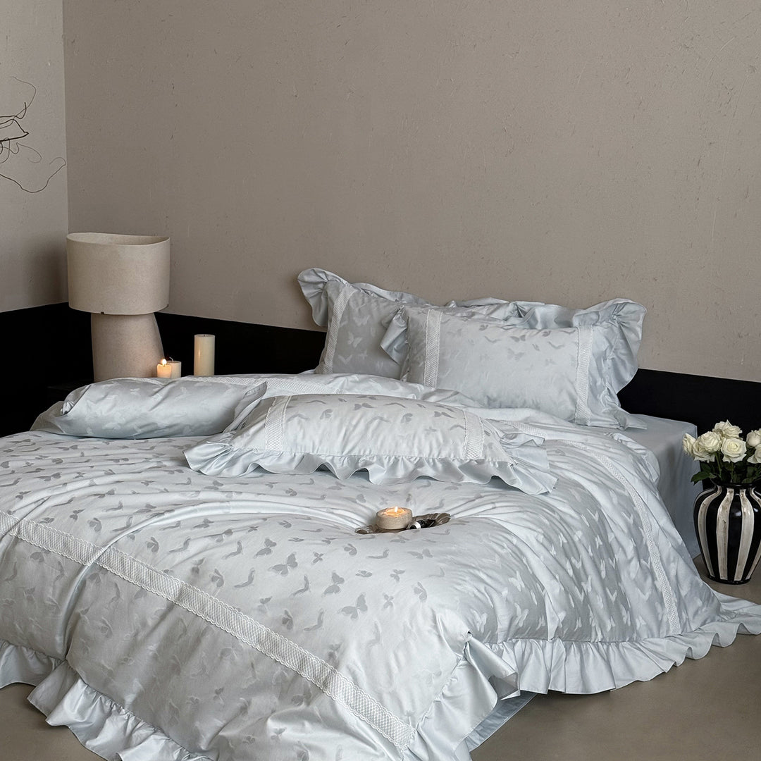 Jacquard bedding set with ruffles and fine decorative seam