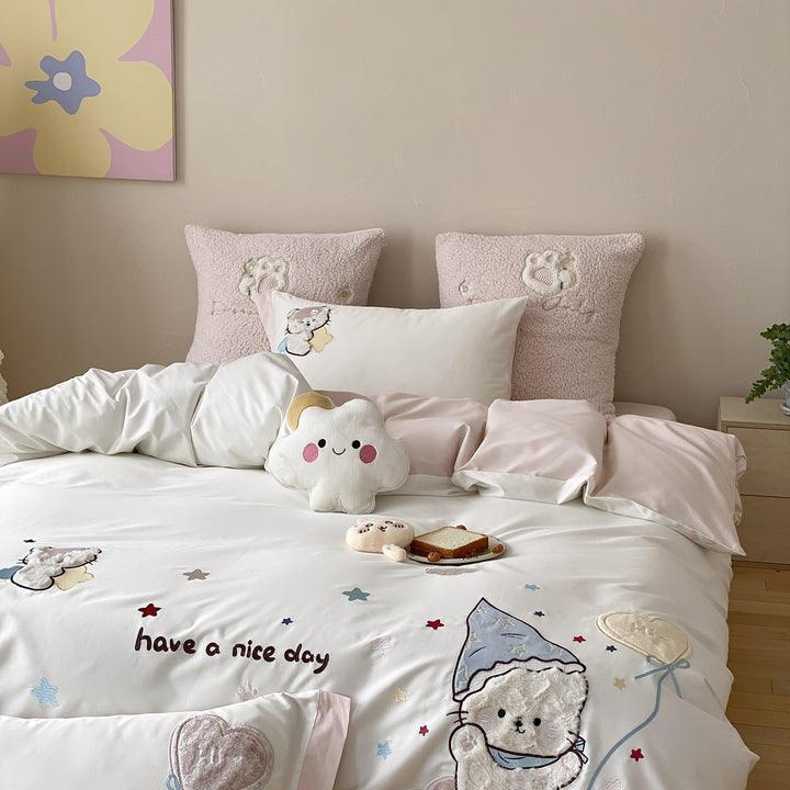 Children's bedding set with embroidered appliqués and plush 3D cat decoration