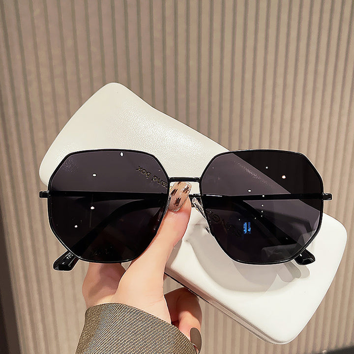 Women's fashionable geometric sunglasses with protective UV filter and stylish frame Kalsten