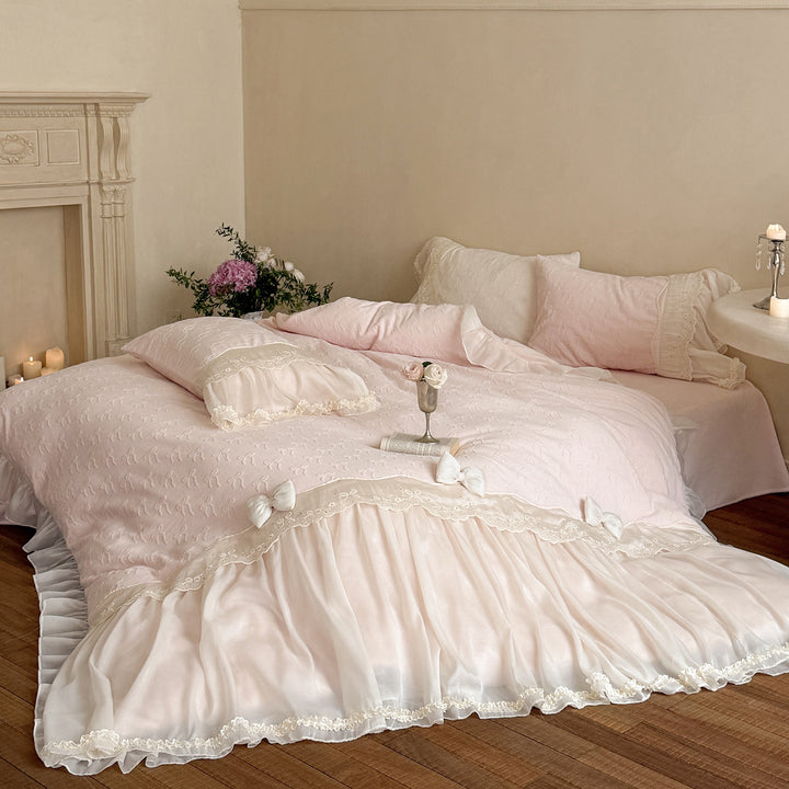 Romantic bedding set with ruffles and lace trim