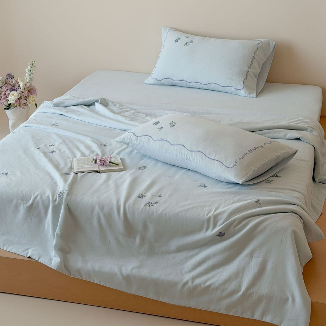 Light bedding set made of cotton percale with delicate floral embroidery