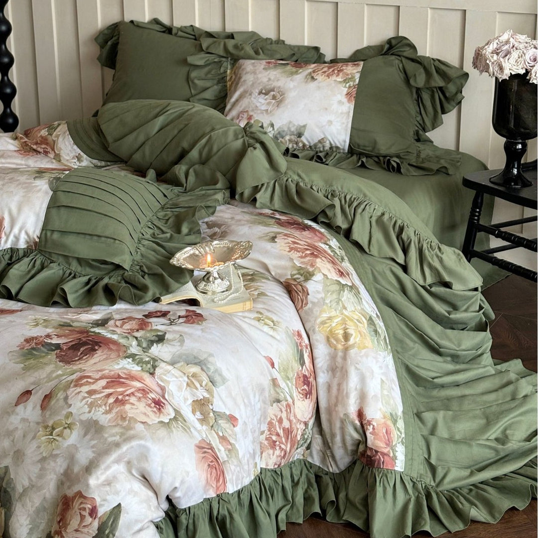 Luxurious pleated bedding set with ruffles and floral pattern