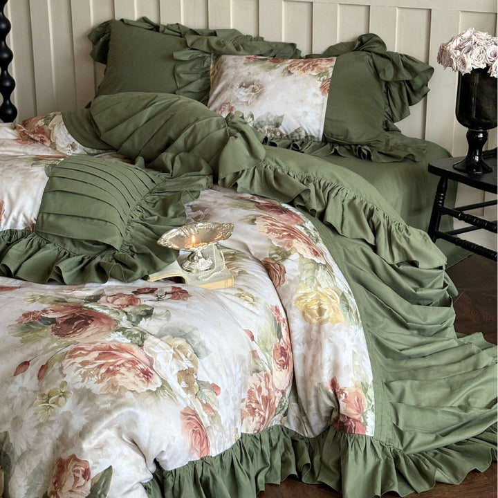 Luxurious pleated bedding set with ruffles and floral pattern