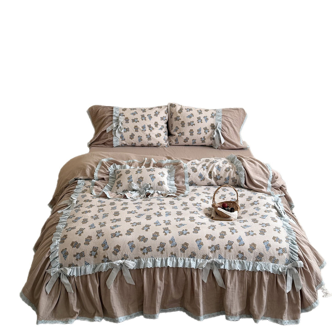 Quilted bedding set with teddy pattern, ruffle trim, and decorative bows