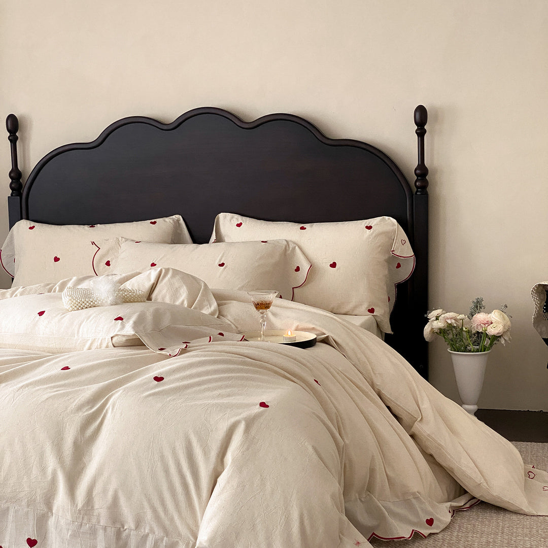 Bedding set made of cotton-linen with embroidered heart motifs and wavy hem