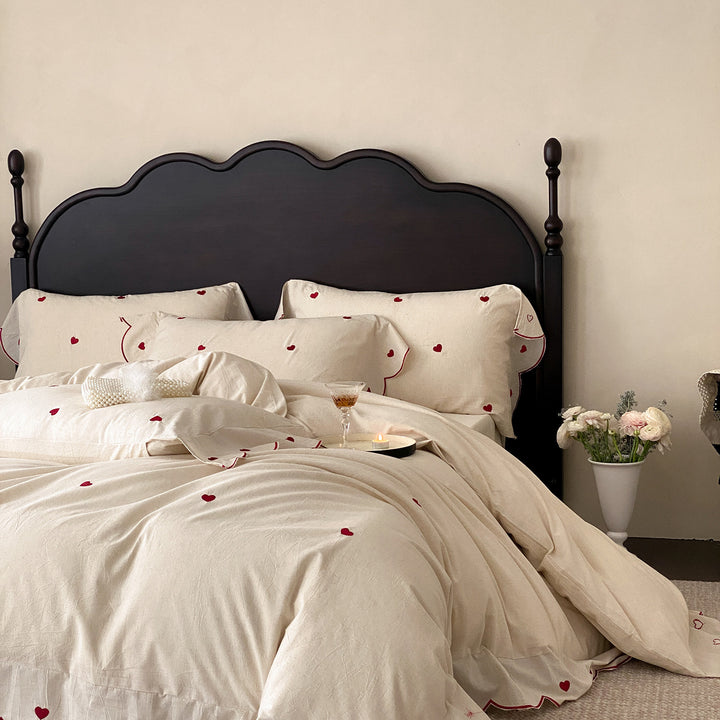 Bedding set made of cotton-linen with embroidered heart motifs and wavy hem