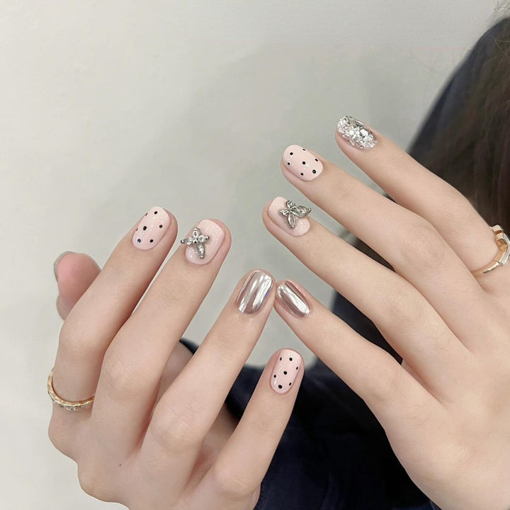 Artificial nails with playful design and glitter accents Kalsten