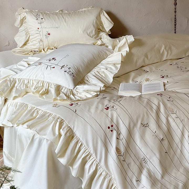 Cotton-linen bed set with embroidered meadow motif & ruffled bed skirt