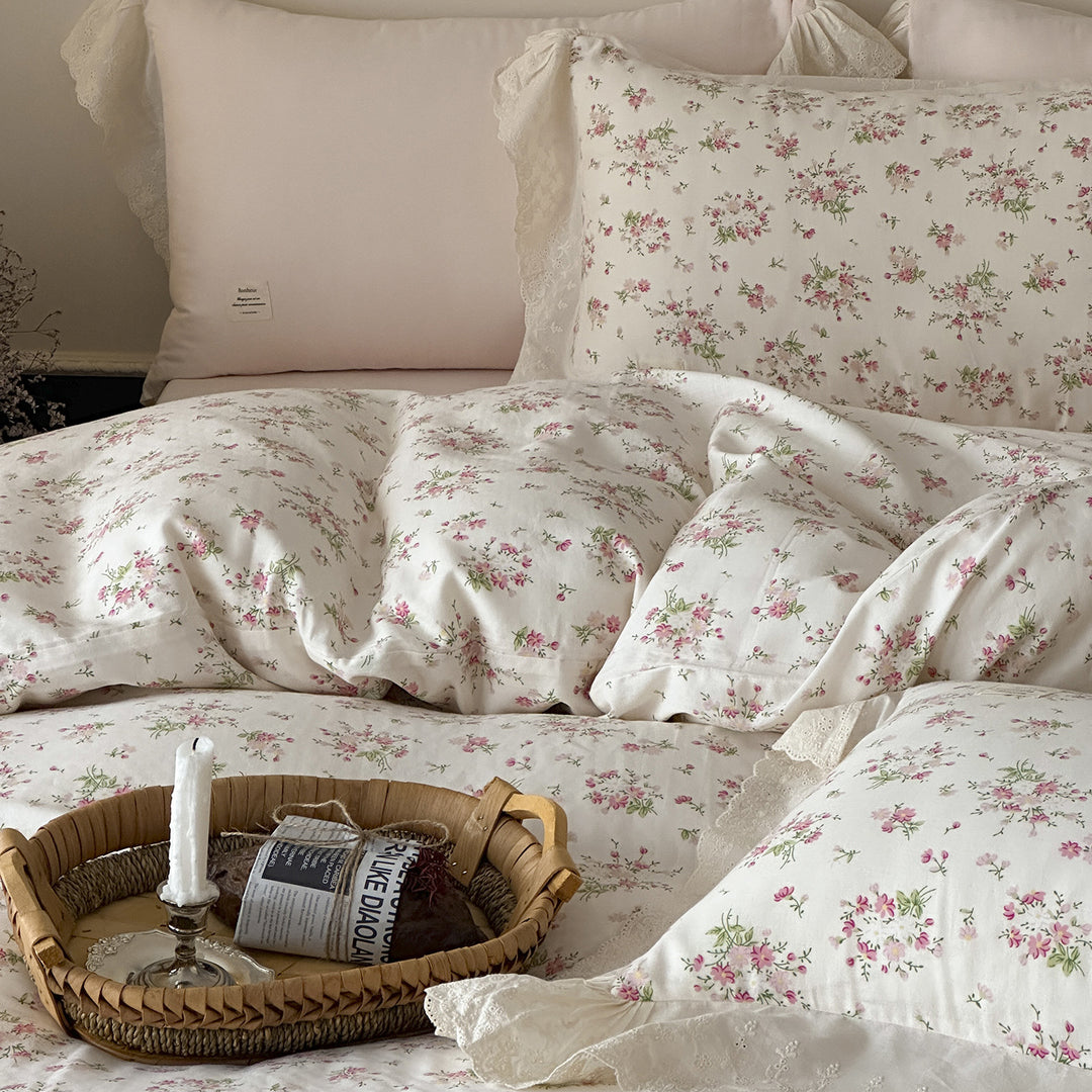 Cotton bedding set with lace ruffle and delicate floral print