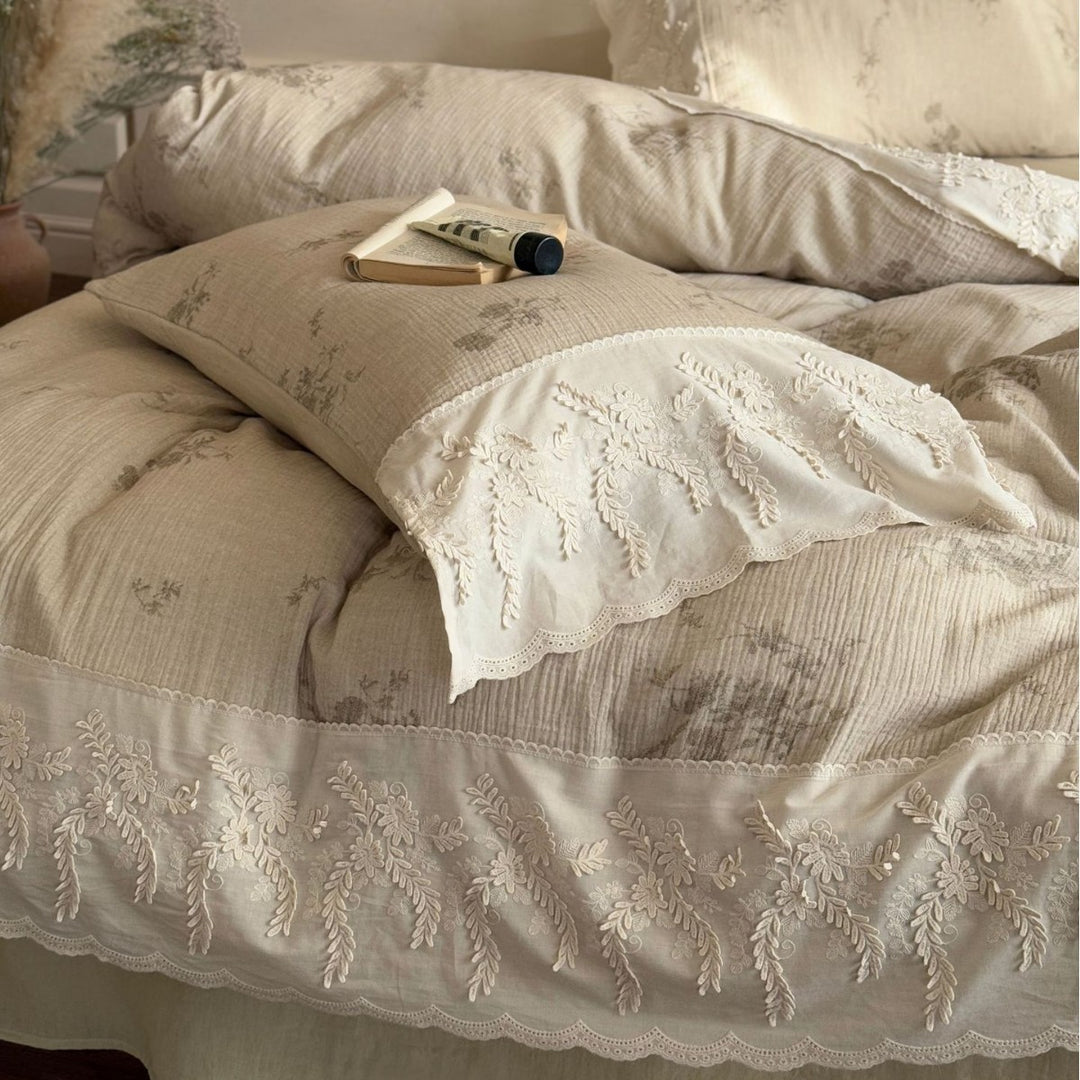Romantic embroidered bedding set made of cotton-linen with lace frill