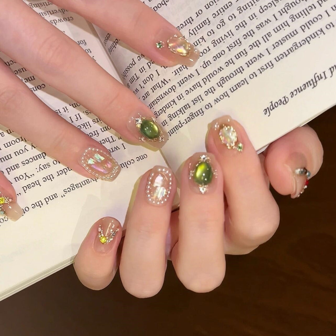 Artificial nails with rhinestone and pearl accents Kalsten