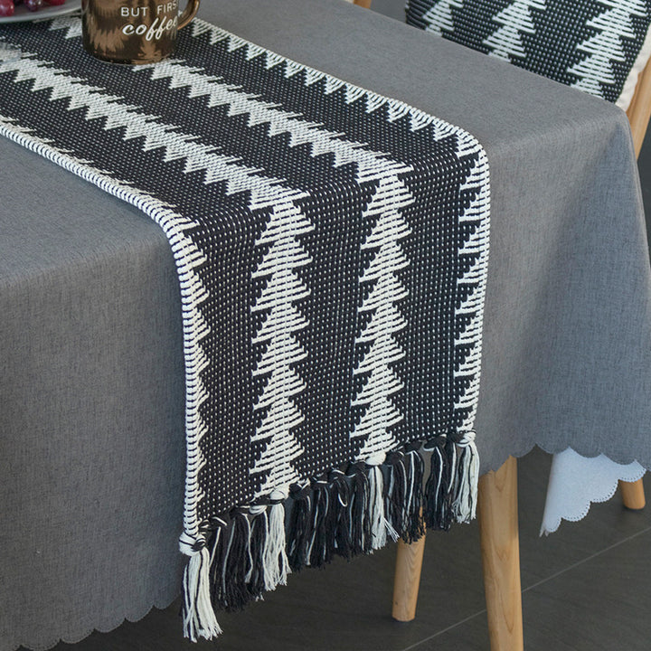 Woven placemats made of cotton blend with graphic zigzag pattern and sturdy woven edge
