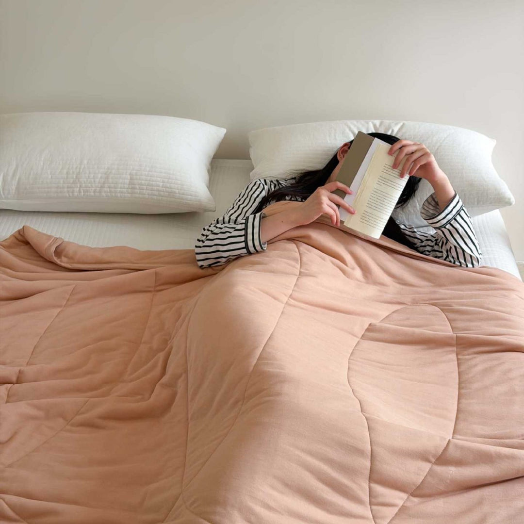 Reversible quilted bedspread with pillow covers made of breathable microfiber