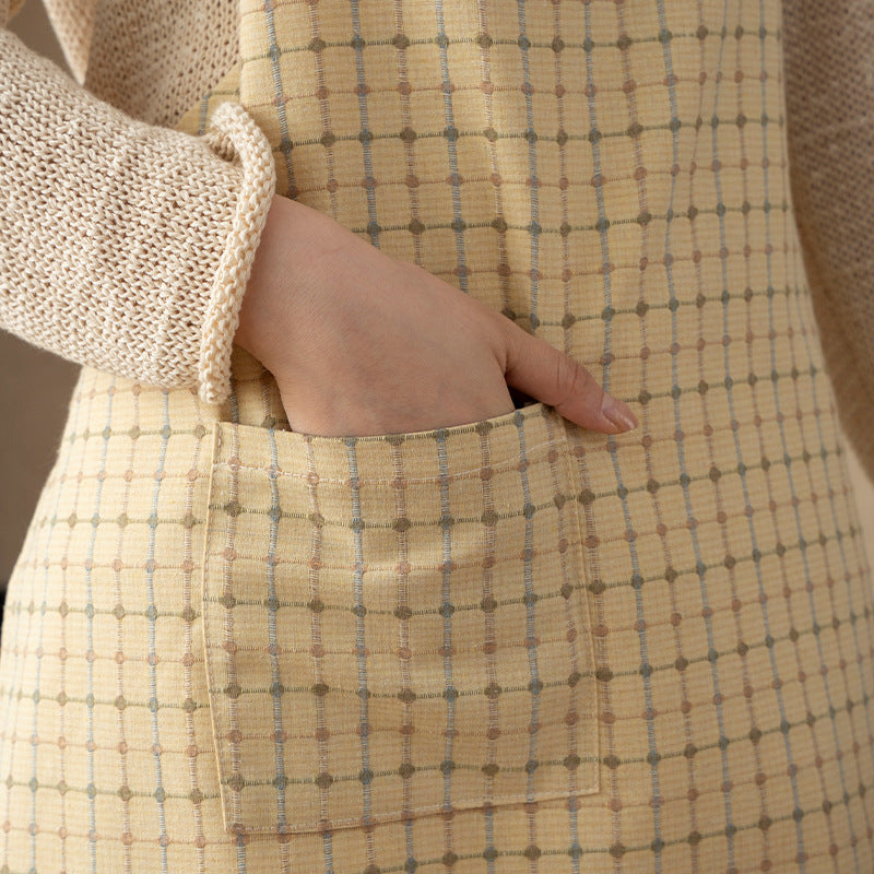 Cotton apron with checkered linen look, adjustable neck strap and large front pocket