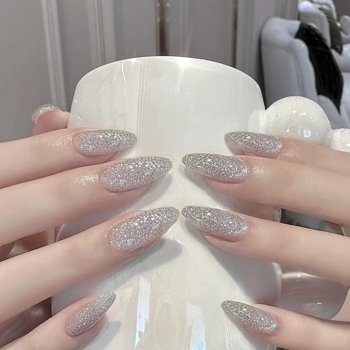 Elegant Nail Art with Black-White Contrast Kalsten