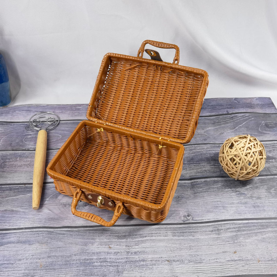 Women elegant handbag made of woven material Kalsten