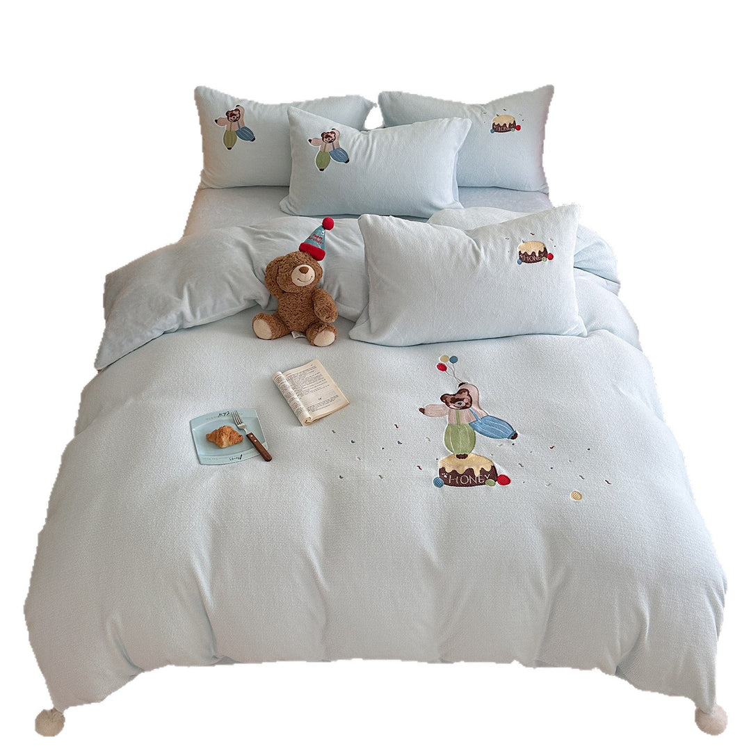 Cozy children's bedding set with embroidered teddy bear motif