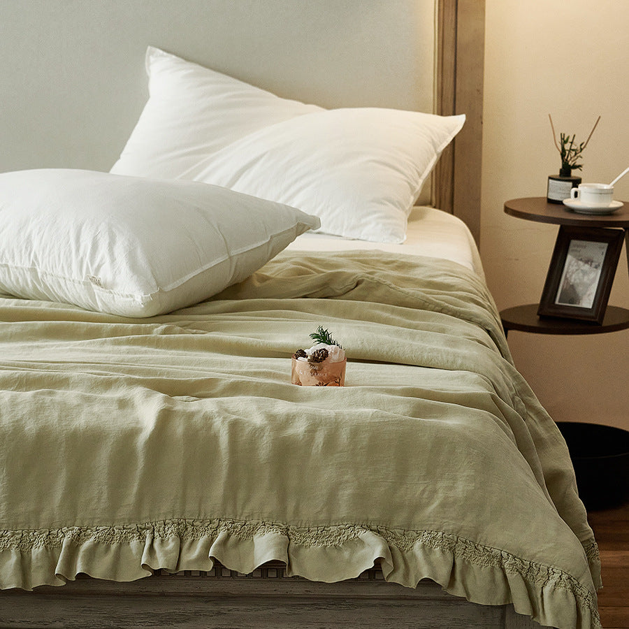 Light padded bedspread made of linen-cotton blend with gathered ruffle
