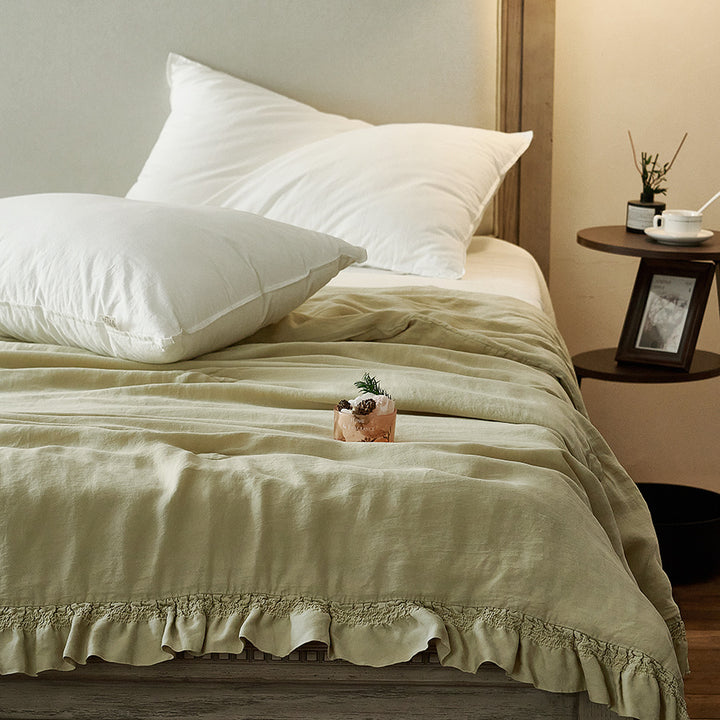 Light padded bedspread made of linen-cotton blend with gathered ruffle