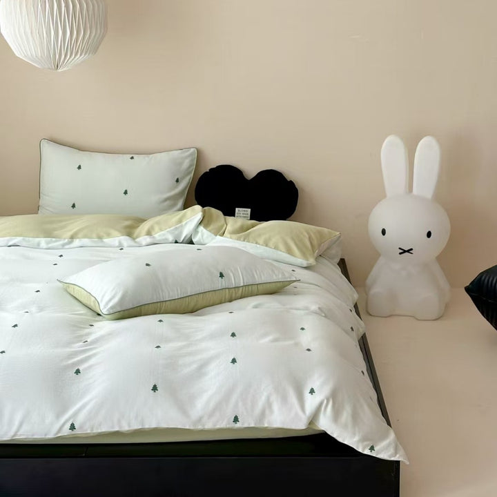 Bedding set made of cotton with strawberry embroidery and tie ribbons