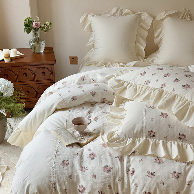 Romantic cotton bed linen set with frill and rose pattern