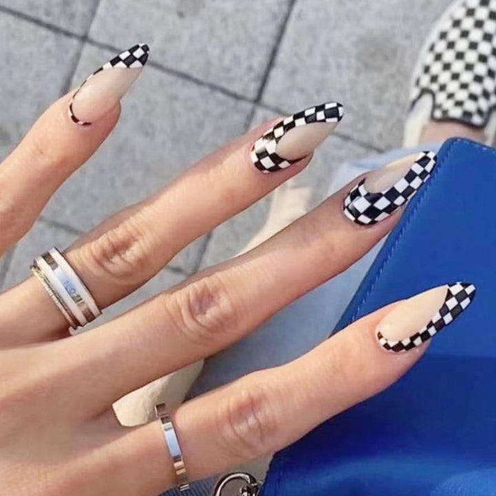 Artful nail extensions with an elegant leaf pattern Kalsten