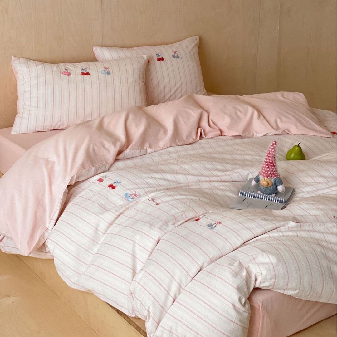 Children's bedding set made of cotton percale with fine stripe pattern and forest animal embroidery