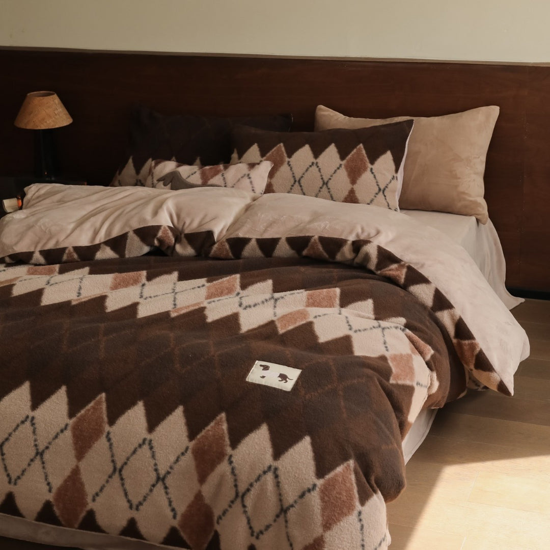 Premium microfleece bed set with diamond structure and warming cuddle throw