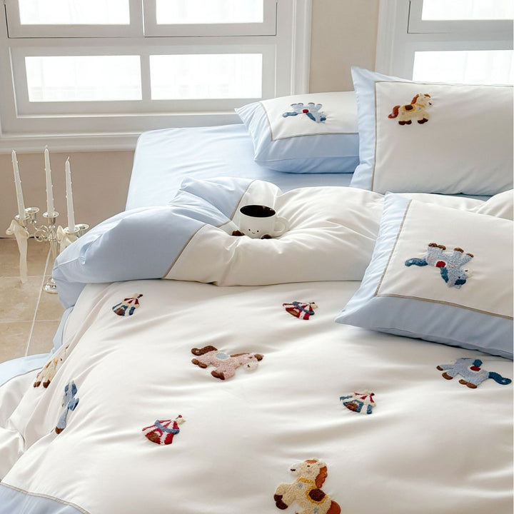 Children's bedding set with embroidered horse appliqués and fine edging