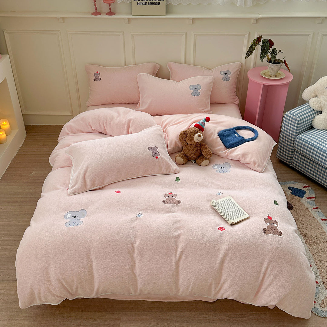 Children's bedding set made of microfiber fleece with embroidered animal motifs and extra soft texture