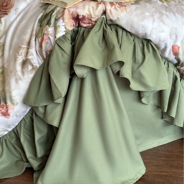 Luxurious pleated bedding set with ruffles and floral pattern