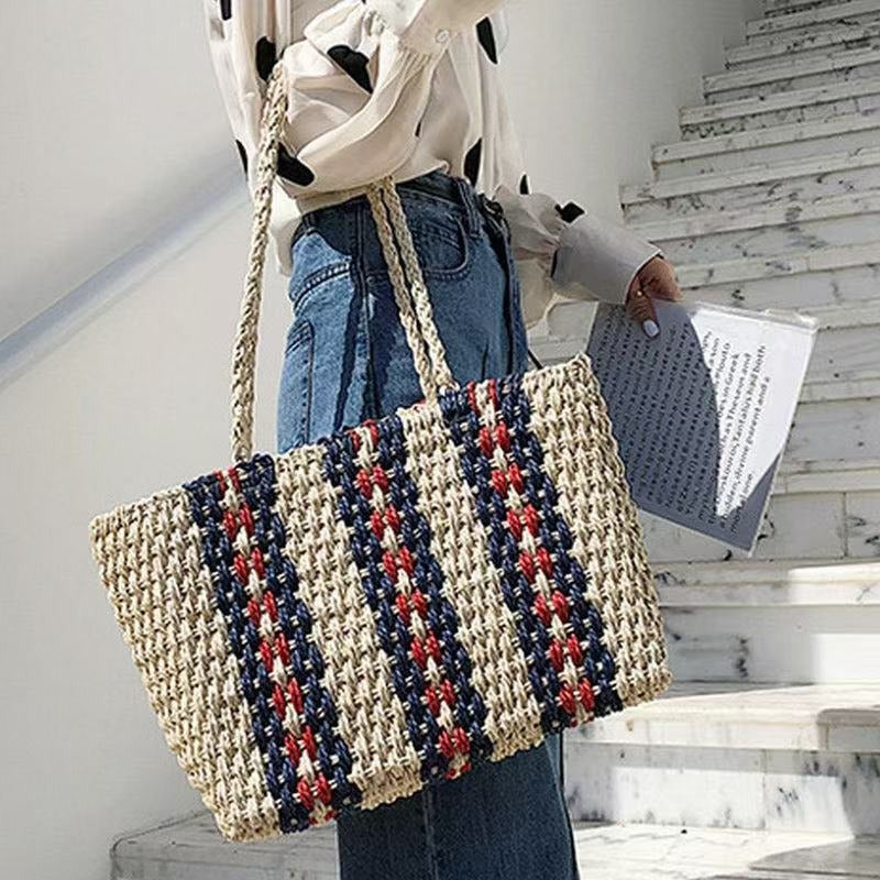 Tote bag made of naturally woven material with geometric pattern Kalsten