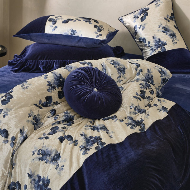 Samt bedding set with patchwork floral motif and reversible pillow