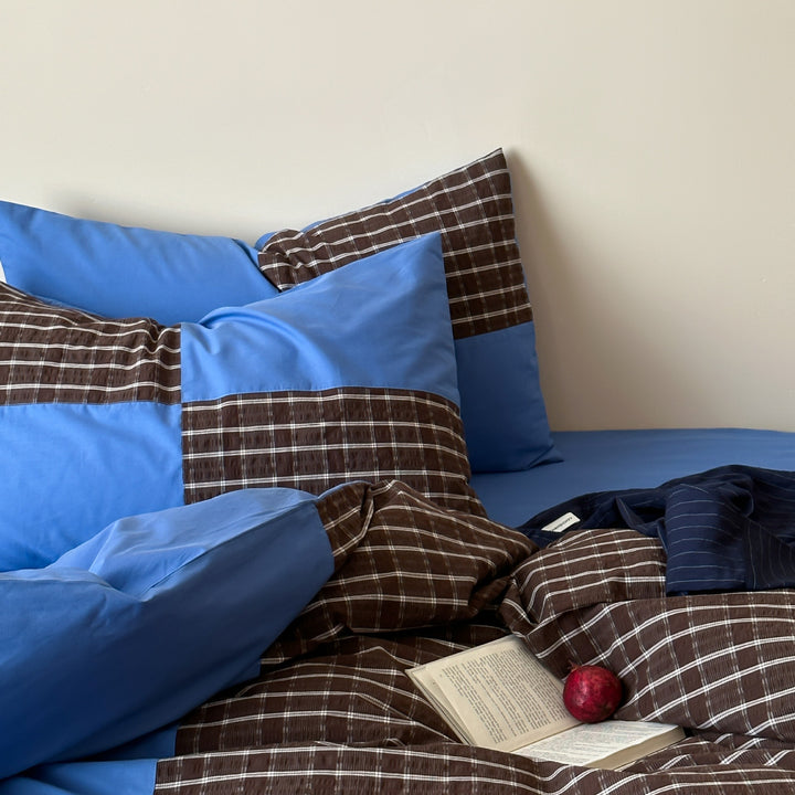 Luxurious cotton bedding set with checkered pattern and pillowcases