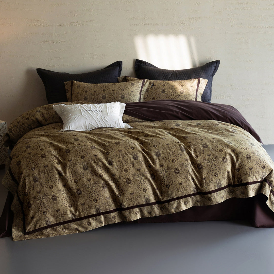 Duvet cover set made of cotton percale with subtle leaf allover and piped edge