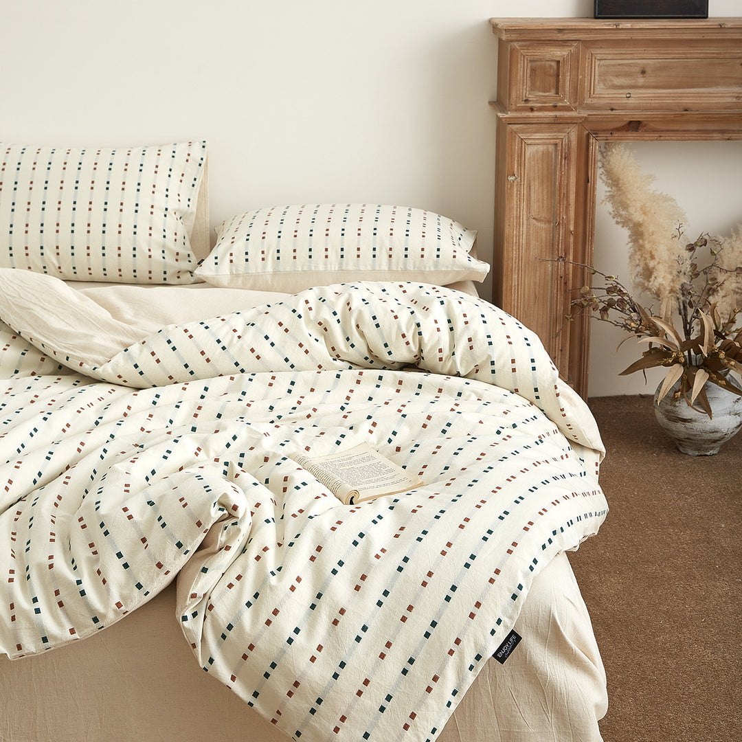 Bedding set made of cotton percale with fine geometric dot stripes