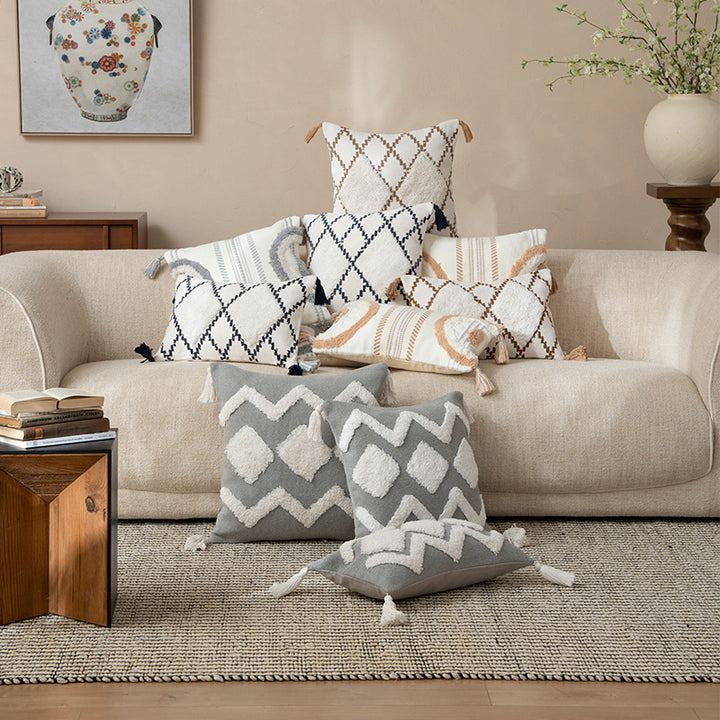Square decorative cushion with boucle relief, zigzag and diamond pattern as well as tassels