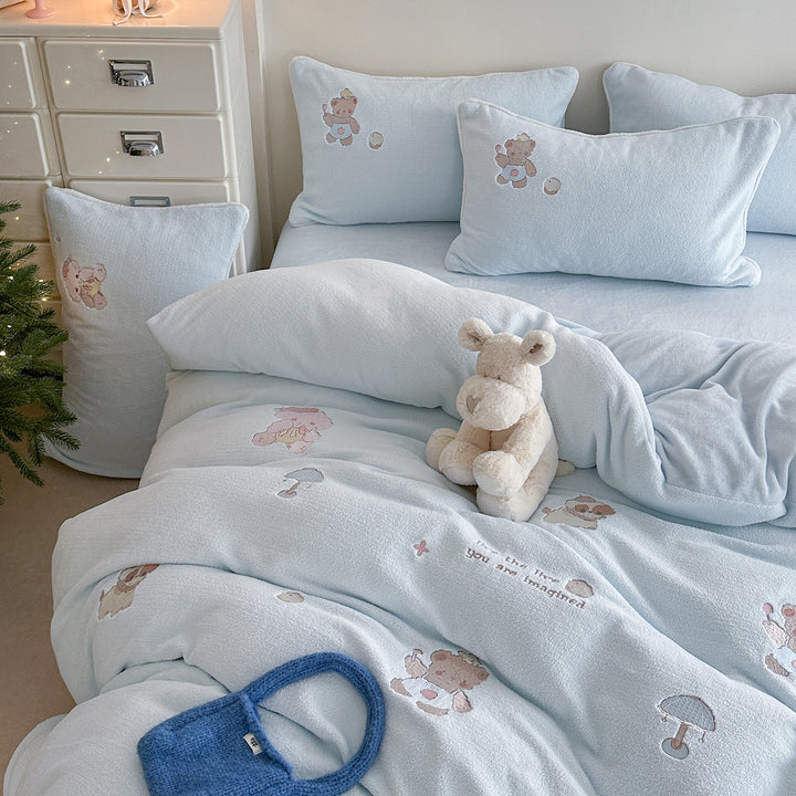 Children's bedding set made of soft cotton fleece with embroidered teddy bear motifs