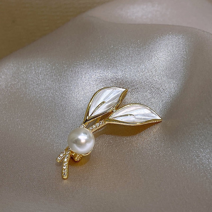 Elegant brooch with pearl and rhinestone details Kalsten
