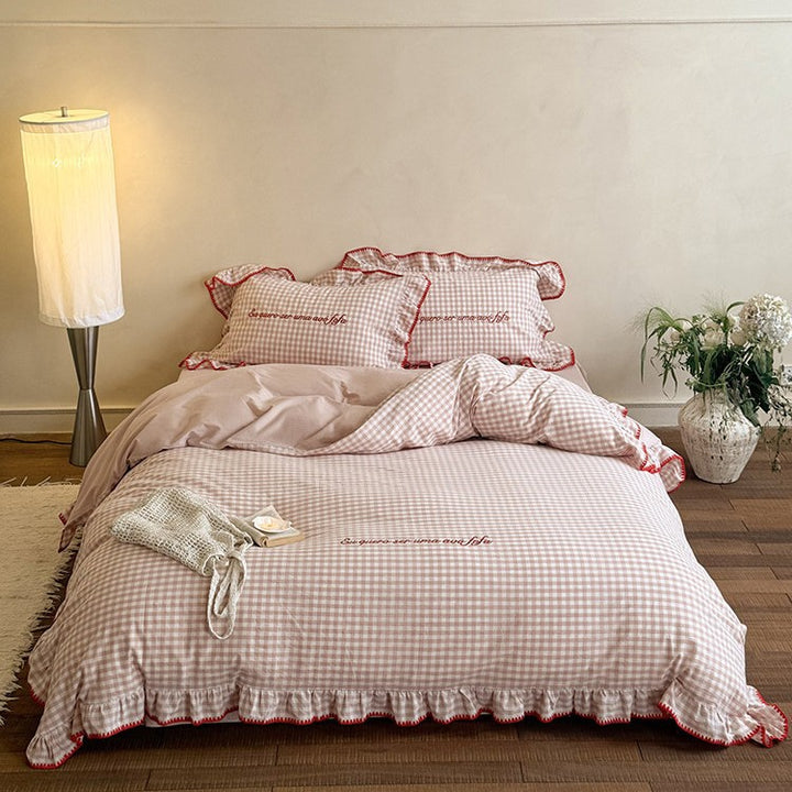 Romantic checkered bedding set with ruffle, frill edge and embroidered decorative detail