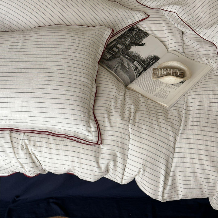 Bedding set made of cotton with fine stripes and contrasting piping