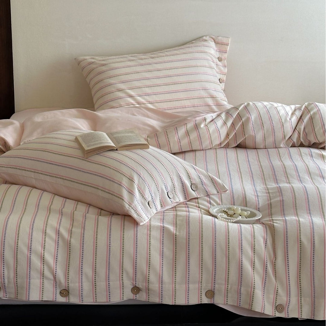 Striped cotton bedding set with wooden buttons and Oxford pillow