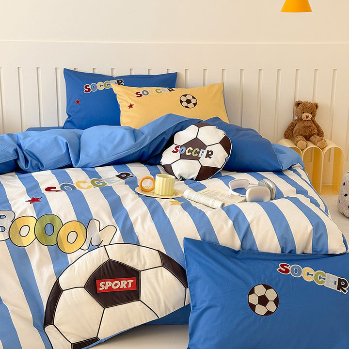Children's bedding set with astronaut and star print, reversible function