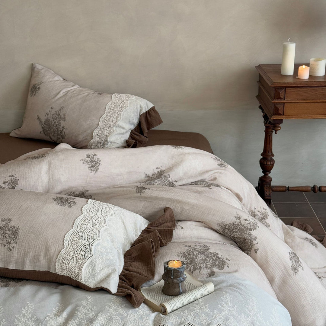 Bedding set in vintage look made of cotton-linen with lace trim and ruffle