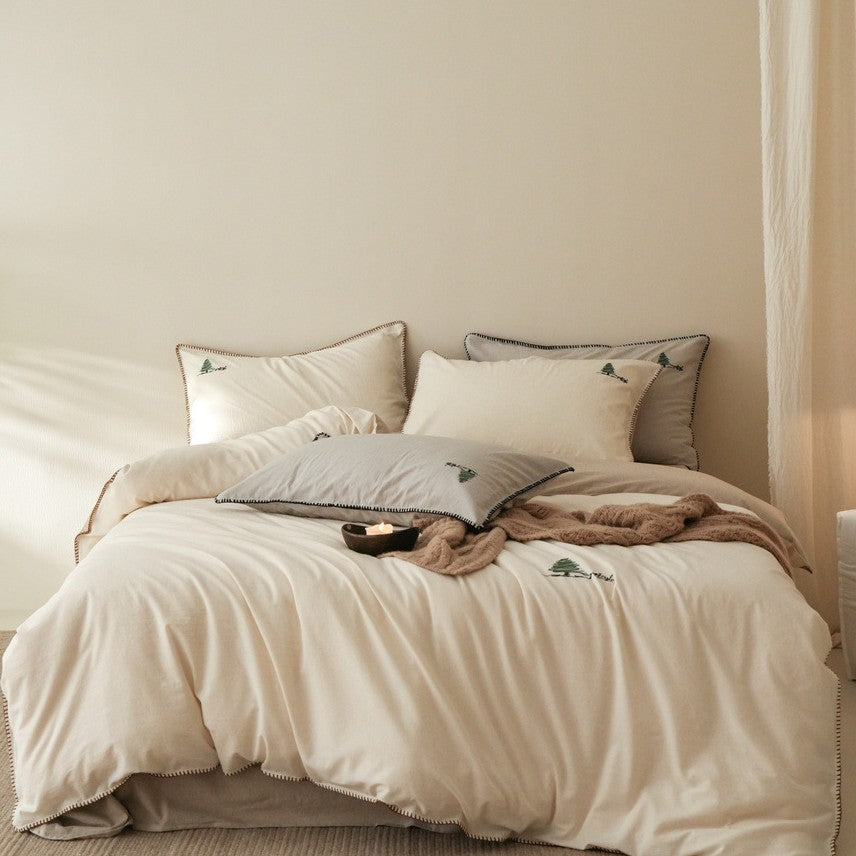 Bedding set made of cotton satin with fine embroidery and contrasting hem