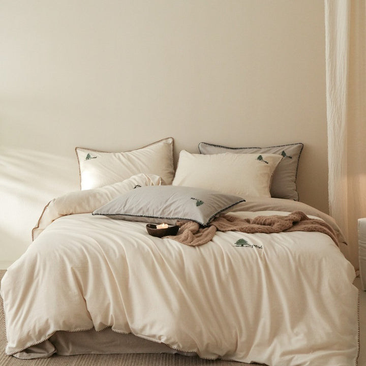 Bedding set made of cotton satin with fine embroidery and contrasting hem
