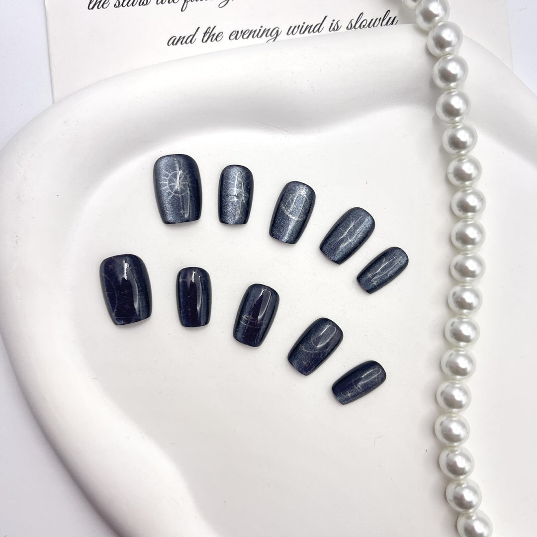 Artistic Press-On Nail Set with Elegant Gold Accents