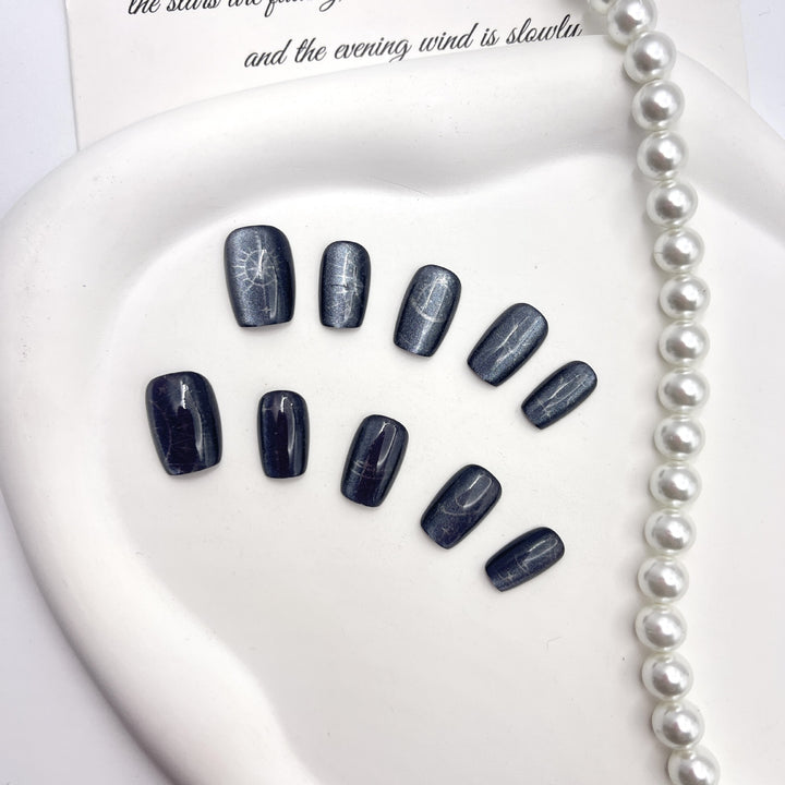Artistic Press-On Nail Set with Elegant Gold Accents