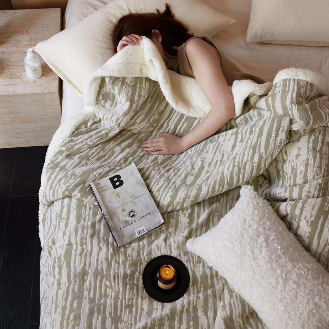 Cozy reversible blanket with Sherpa fleece and textured surface