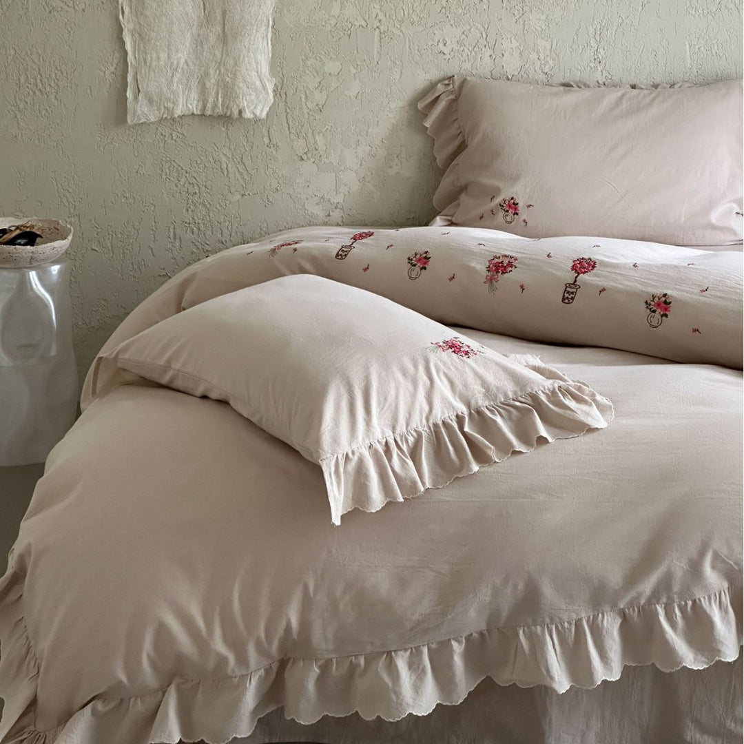 Luxurious cotton satin bedding set with hotel closure and extra-soft pillowcases